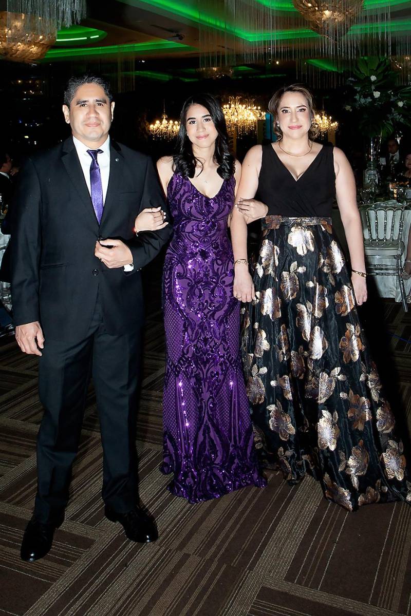 Johnny, Millie Grace y Milly Munguia.