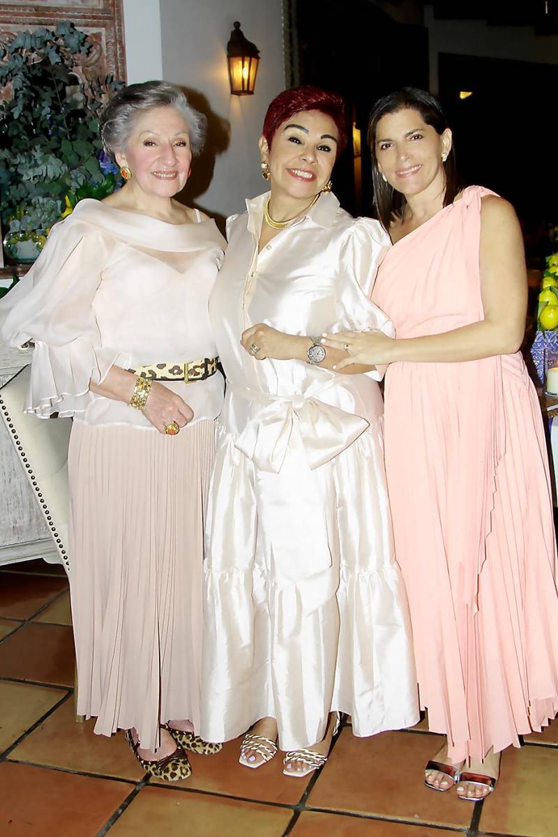 Isabel Victoria Chahín, Laura Abufele y Verónica Chicas.
