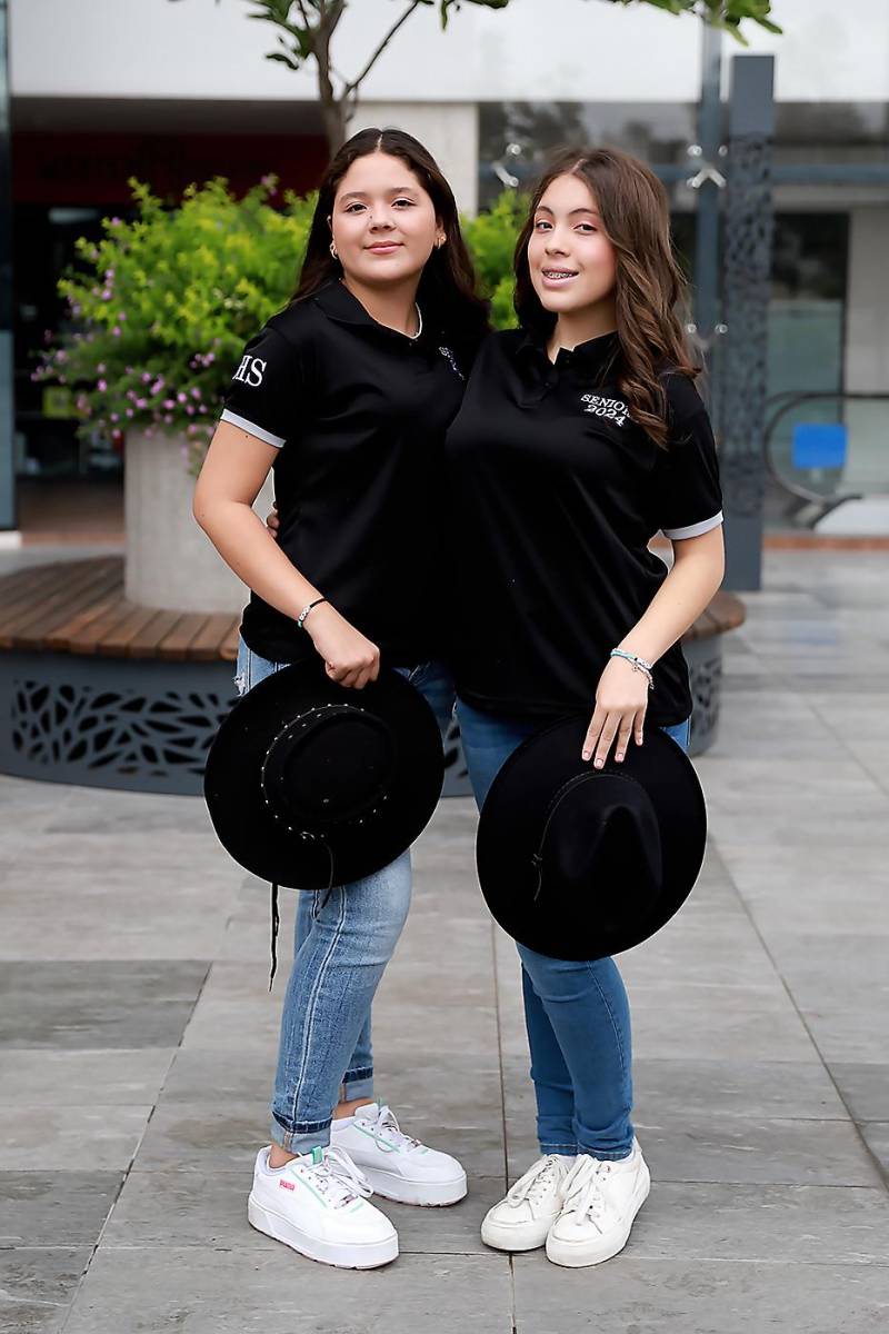 Sara Ponce y Alexandra Urbina.
