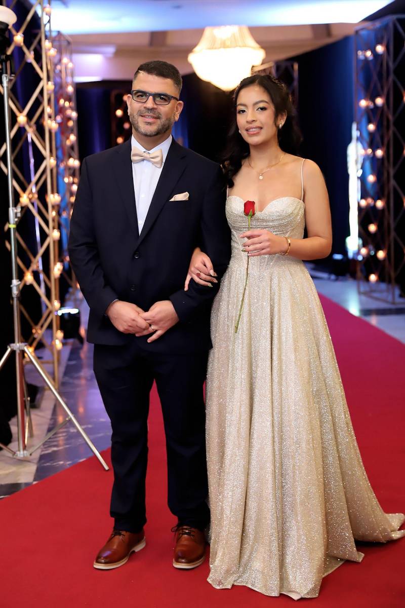 Desfile padres e hijos de la prom 2025 del Instituto San José del Carmen