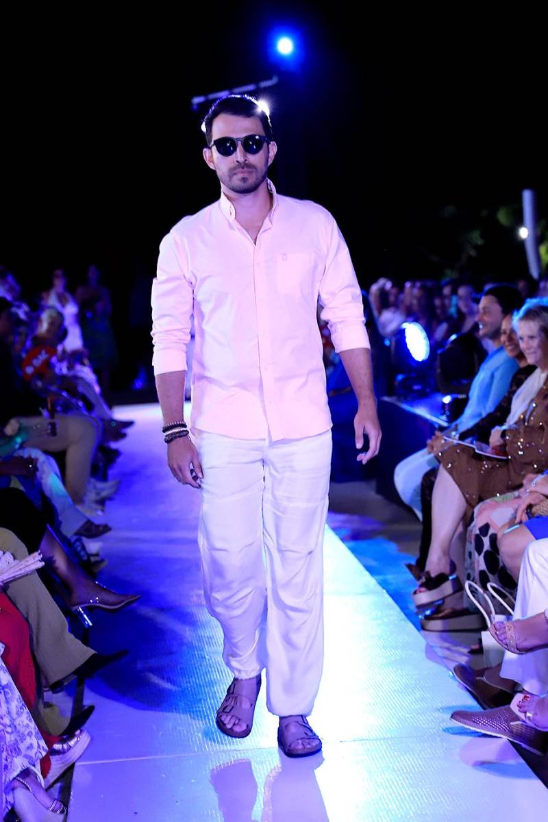 La pasarela de Roatán Vibes Boutique en el Roatán Fashion Show 2025