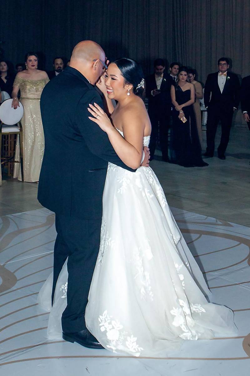 Nidia Isabel al momento de bailar con su padre Javier León.