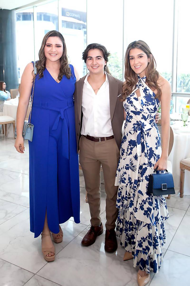 Paola Escobar, Roberto Flores Gómez y Claudia Fernández.