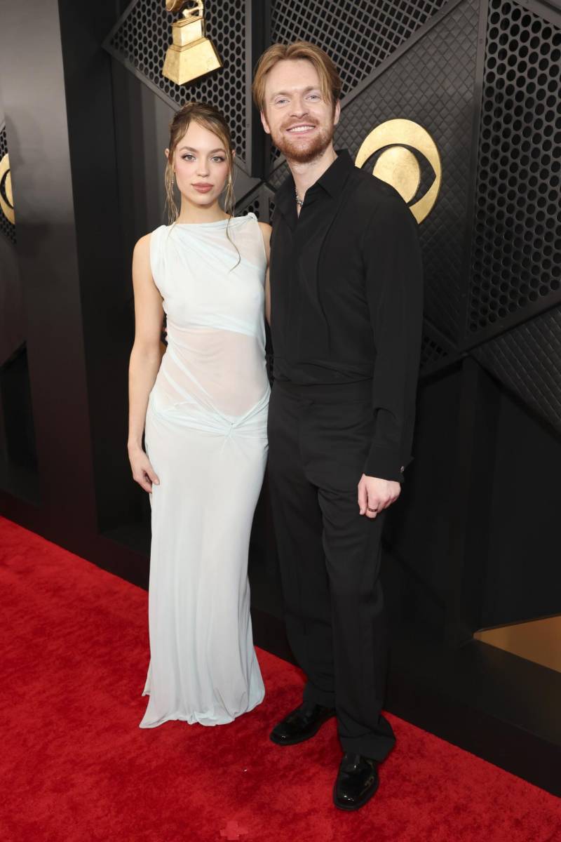 Claudia Sulewski y FINNEAS.