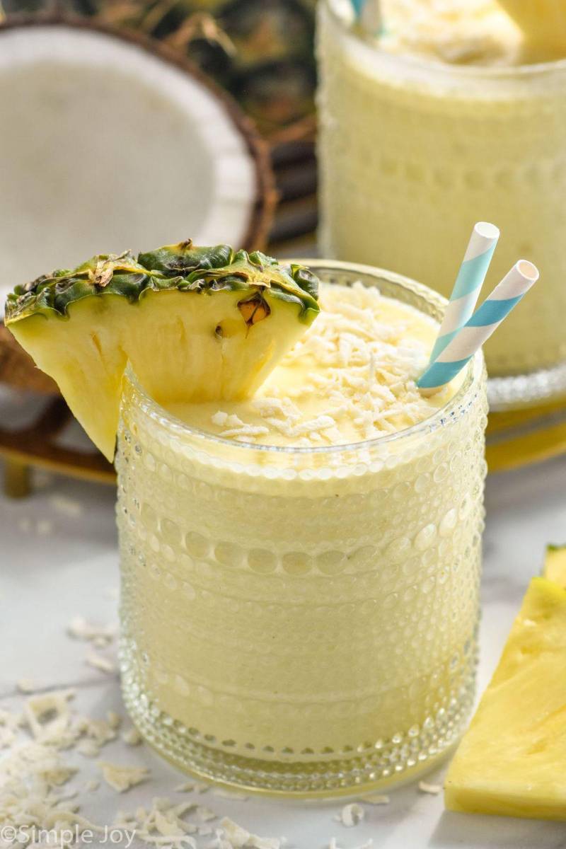 Piña colada rápida. <br />Ingredientes: 1 taza de piña, ½ taza de leche de coco, hielo, azúcar al gusto(Opcional: ron). Preparación: licuar todo hasta que quede cremoso.