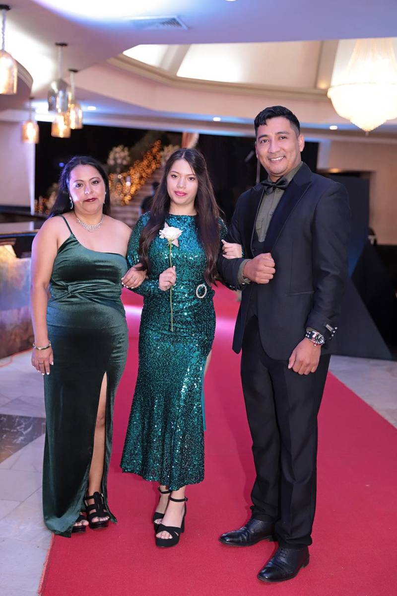 Desfile padres e hijos de la prom 2024 del Instituto Sagrado Corazón