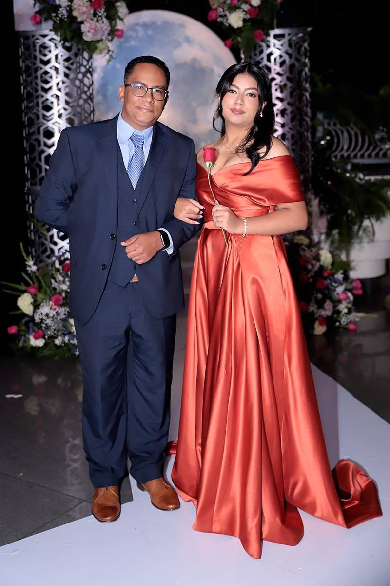 Desfile padres e hijos de la prom 2024 del Instituto San José del Carmen