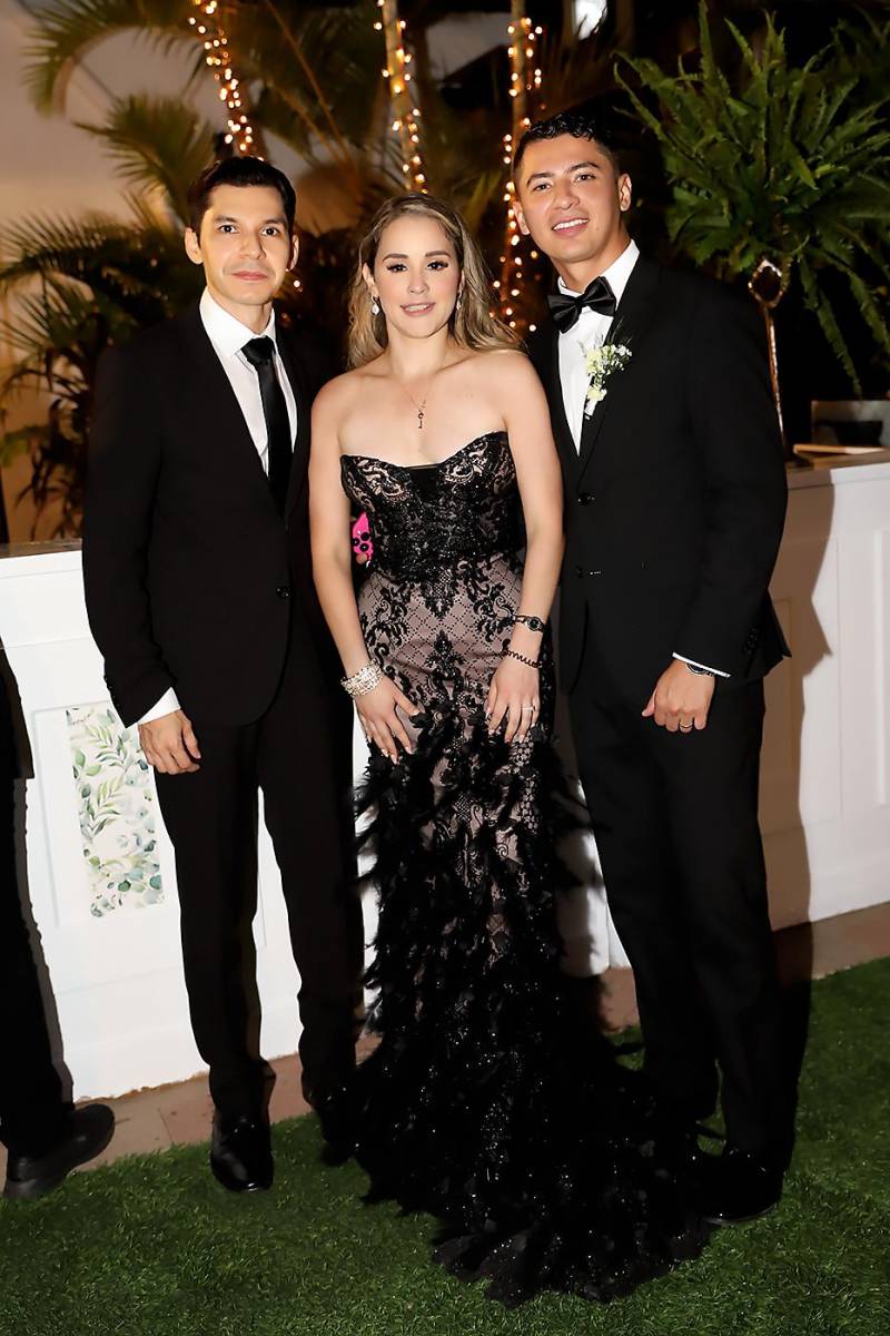 Jancy Godoy con María Fernanda y Christopher Mejía
