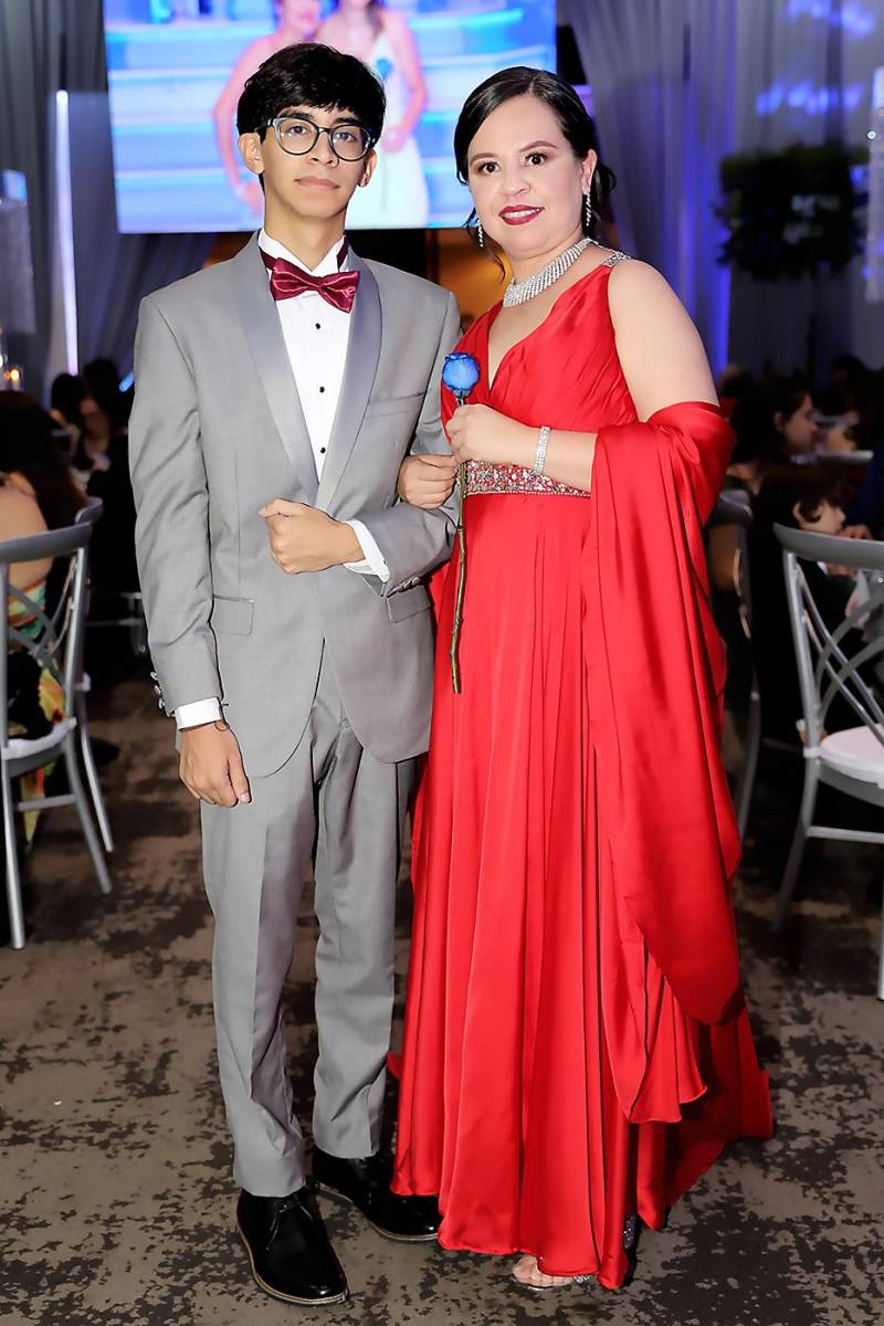 Ricardo Andrés García con su madre Shirley Andino