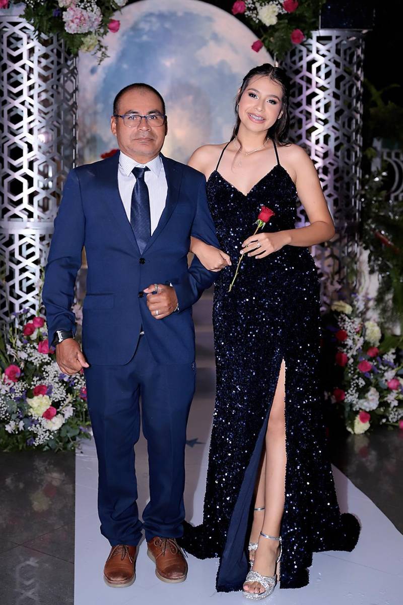 Desfile padres e hijos de la prom 2024 del Instituto San José del Carmen