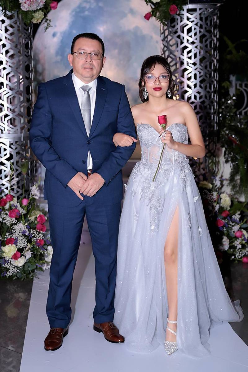 Desfile padres e hijos de la prom 2024 del Instituto San José del Carmen