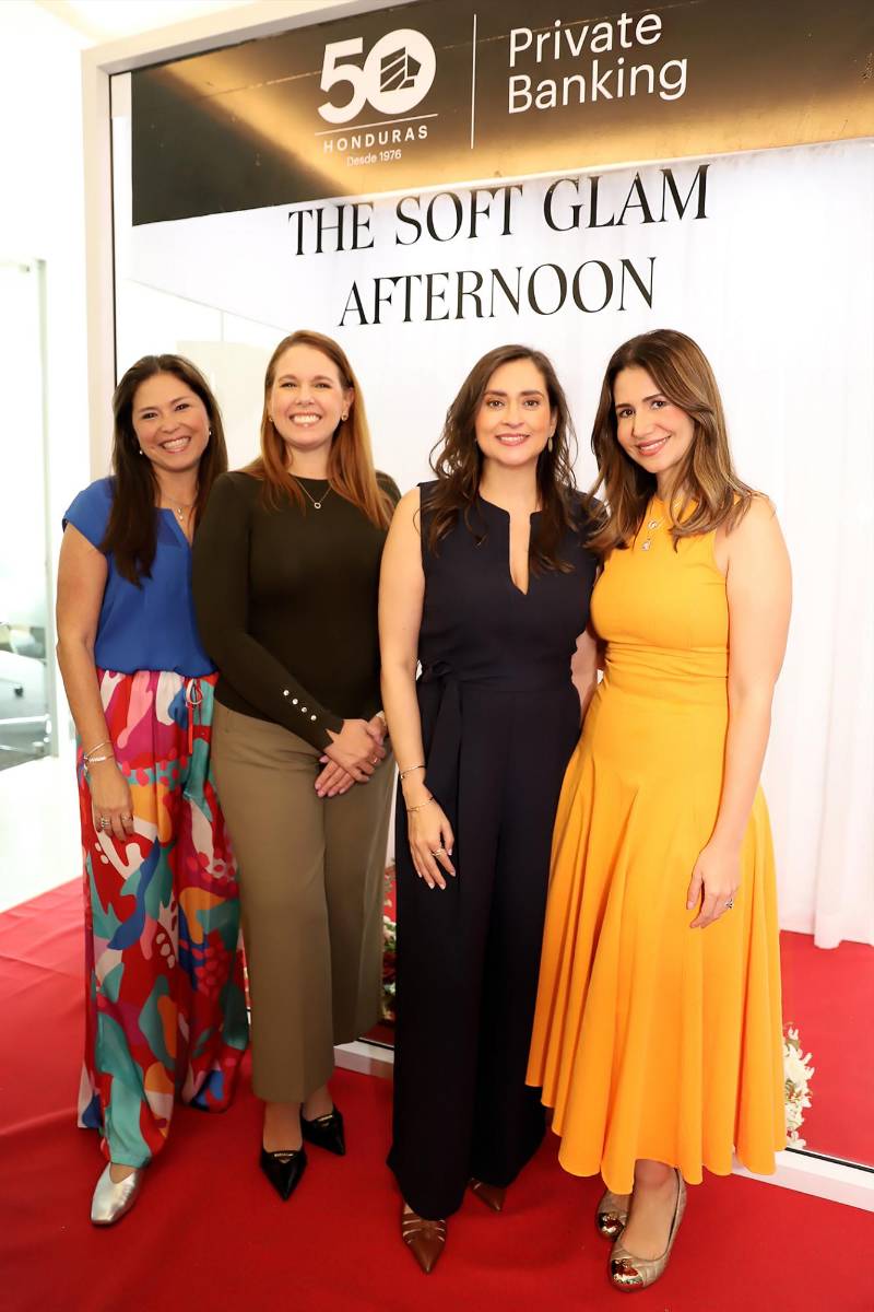 En el marco de la celebración del Día de la Madre, BAC abrió las puertas de su Centro de Atención VIP en el Edificio Corporativo de Tegucigalpa para consentir a un grupo especial de clientas con una experiencia diseñada para desconectarse de la rutina y disfrutar de una tarde llena de detalles. En un ambiente sofisticado y cálido, las invitadas compartieron entre sesiones de maquillaje, exquisitas boquitas y cocteles, viviendo un encuentro pensado para celebrar la belleza, el bienestar y el valor de cada mamá. En la foto: Sayra Nazar, Fabiola Güell, Valeria Ríos y Fabiola Cañas.