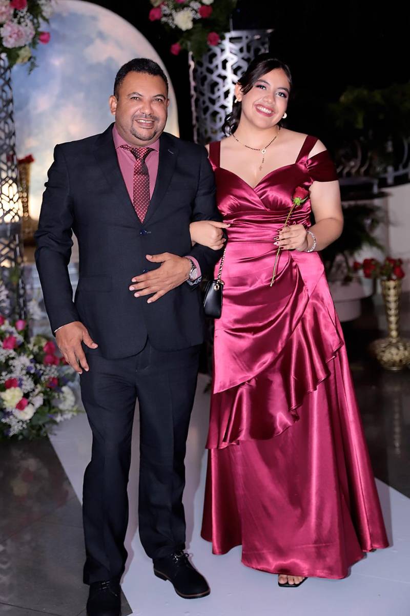 Desfile padres e hijos de la prom 2024 del Instituto San José del Carmen