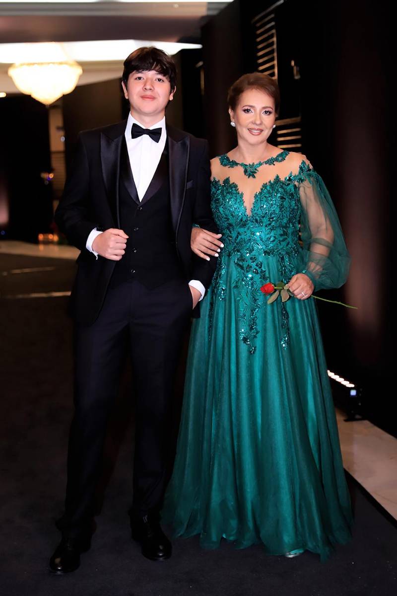 Desfile padres e hijos de la prom 2025 de DelCampo School