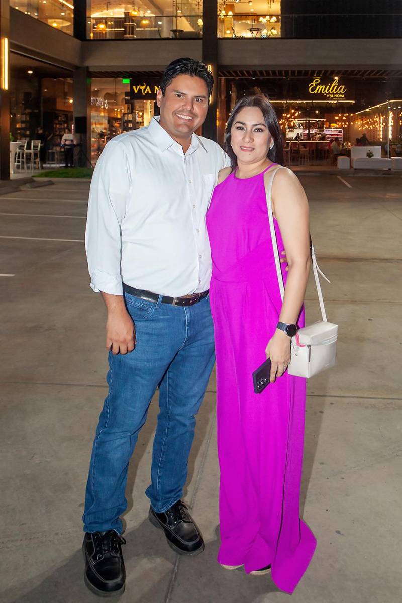 Asistentes a la inauguración de Masdeval Plaza.