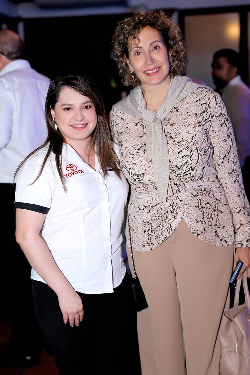 Belkin Baquedano y Jeanie Barjum.