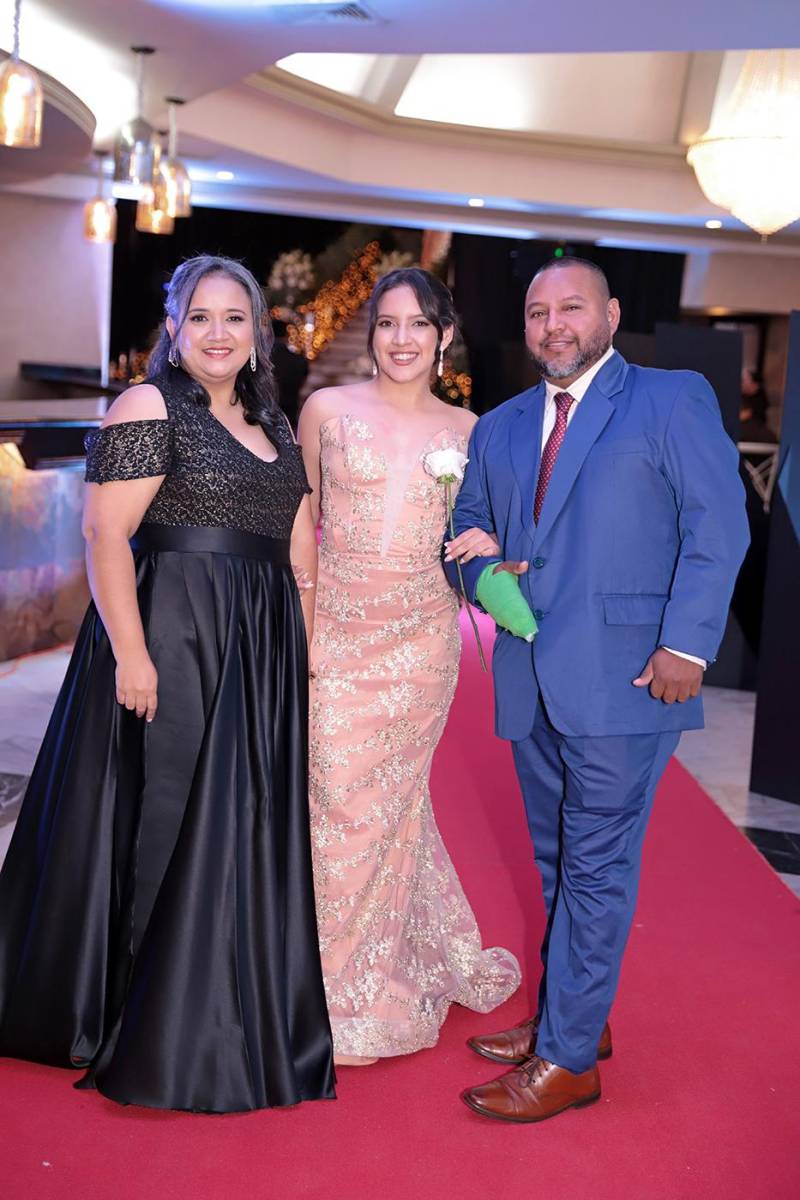 Desfile padres e hijos de la prom 2024 del Instituto Sagrado Corazón