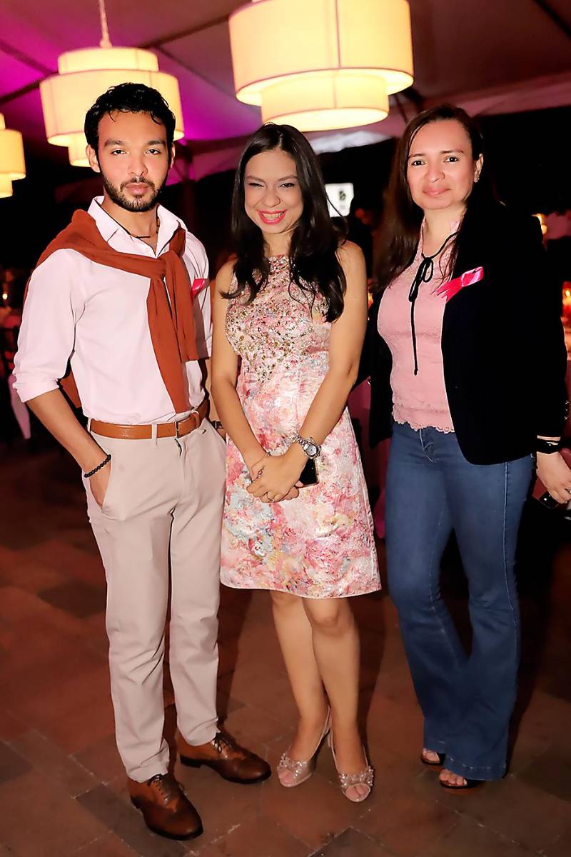 Axel Vásquez, Alejandra Cáceres y Karla Santos 