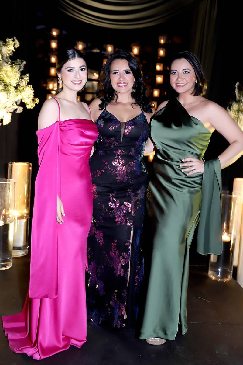 Andrea y Sandra Aguilar con Karina Álvarez 
