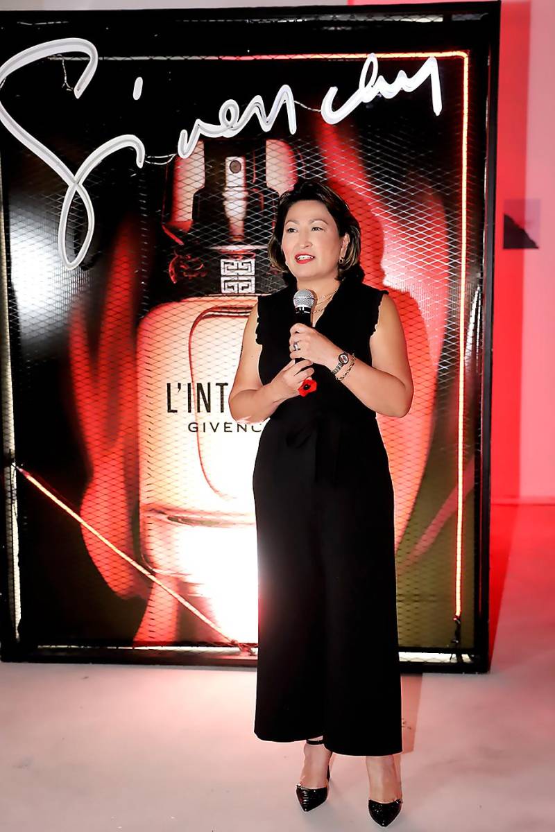 Marcia Vásquez mientras brinda la bienvenida a los invitados al evento realizado en Mall Galería, donde se recreó una atmósfera de aire urbano y misterioso, acorde al espíritu de los nuevos productos de la marca