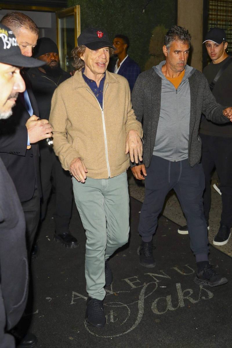 El icónico líder de The Rolling Stones sorprendió a todos al regresar a los estudios de Saturday Night Live y participar en dos divertidos sketches junto a Bad Bunny. A pesar de sus más de 80 años, el legendario músico británico se unió a la celebración del artista puertorriqueño.