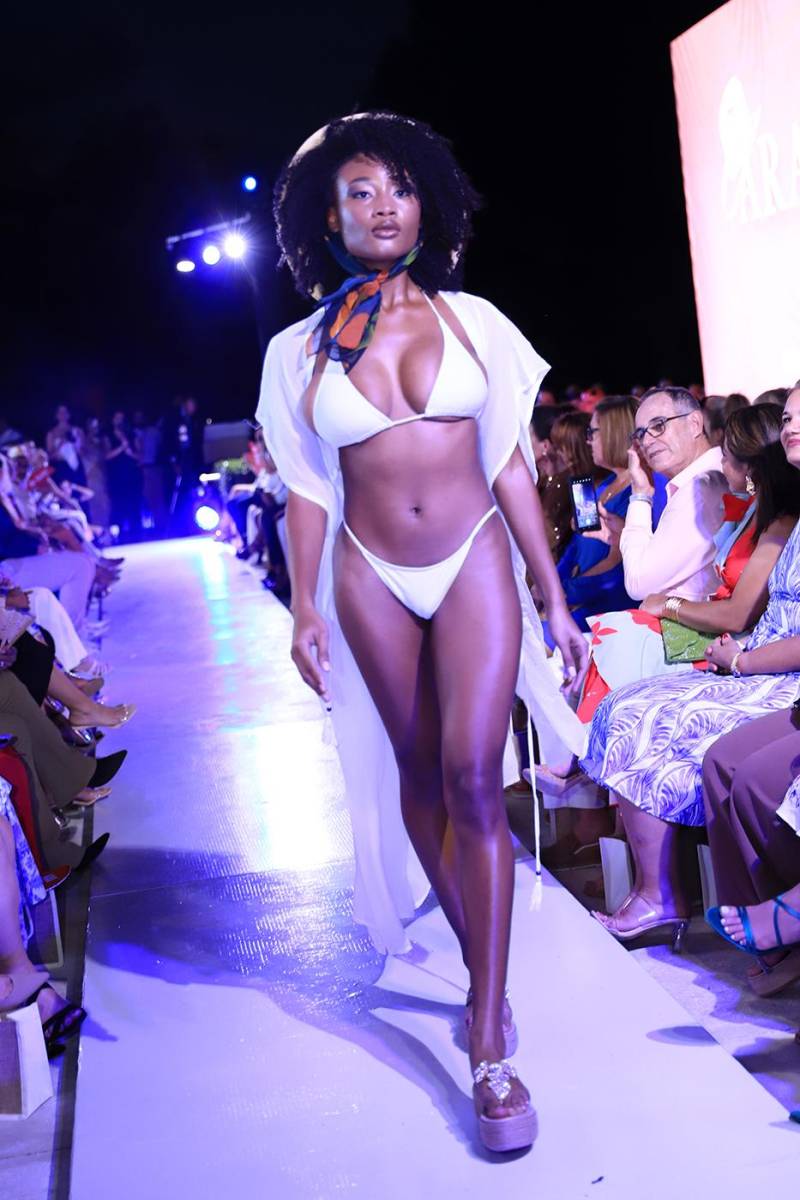 La pasarela de Arame Art en el Roatán Fashion Show 2025 La pasarela de Arame Art en el Roatán Fashion Show 2025