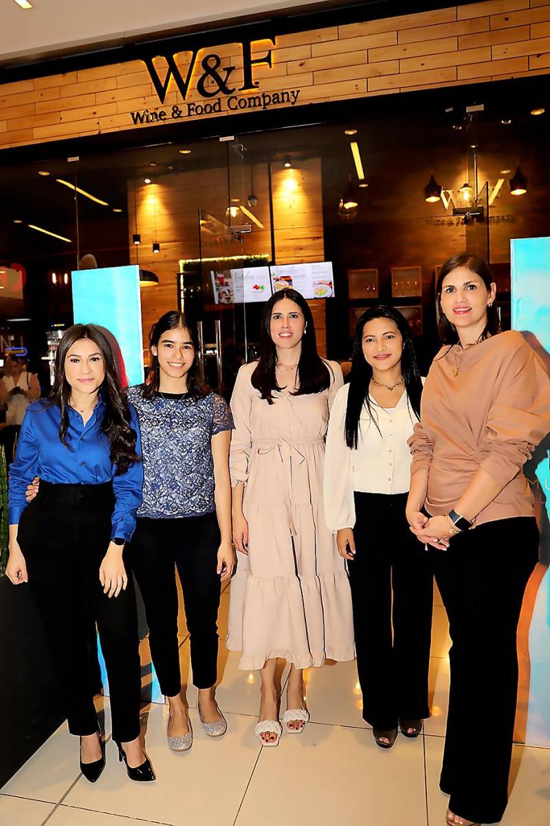 Valerya Sierra, Camila García, Paola Chinchilla, Fabiana Rodríguez y Pamela Cruz.