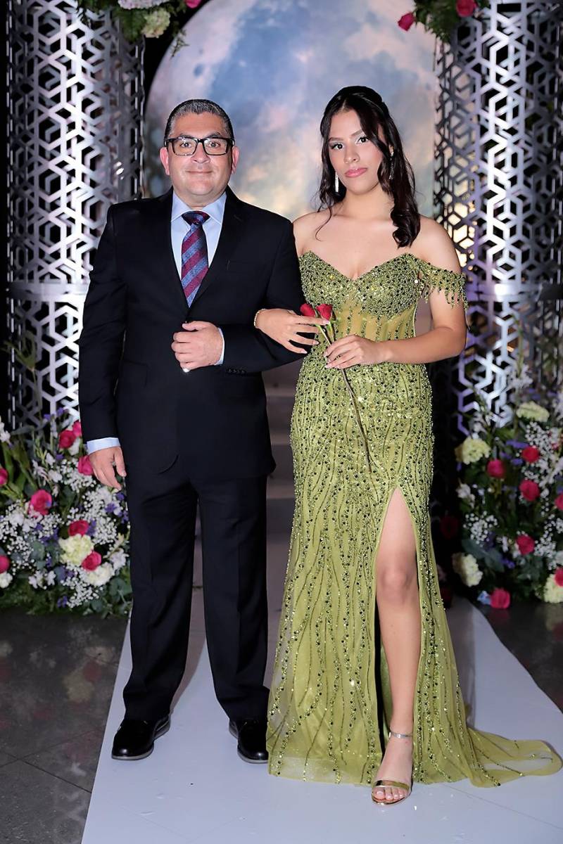 Desfile padres e hijos de la prom 2024 del Instituto San José del Carmen