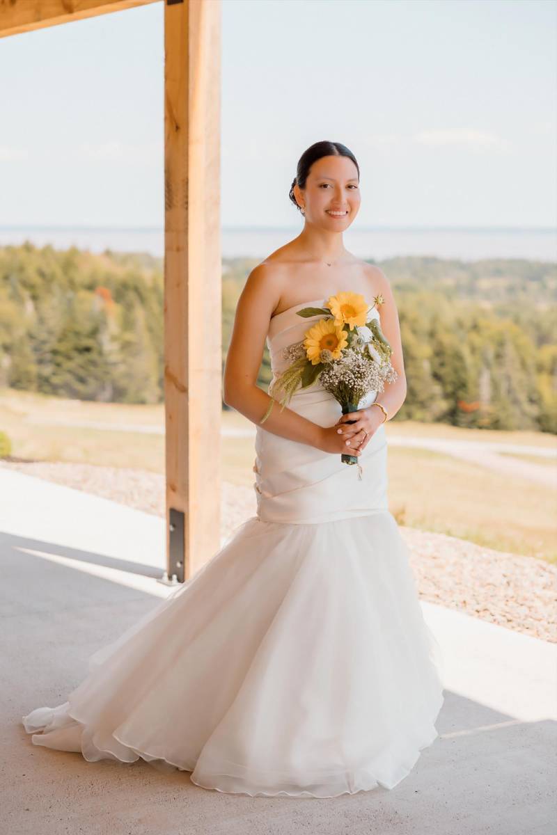 Con un delicado vestido strapless y un bouquet en sus manos, María José esperaba ilusionada la llegada de su enamorado, Benjamin, para dar inicio a uno de los días más especiales de sus vidas.