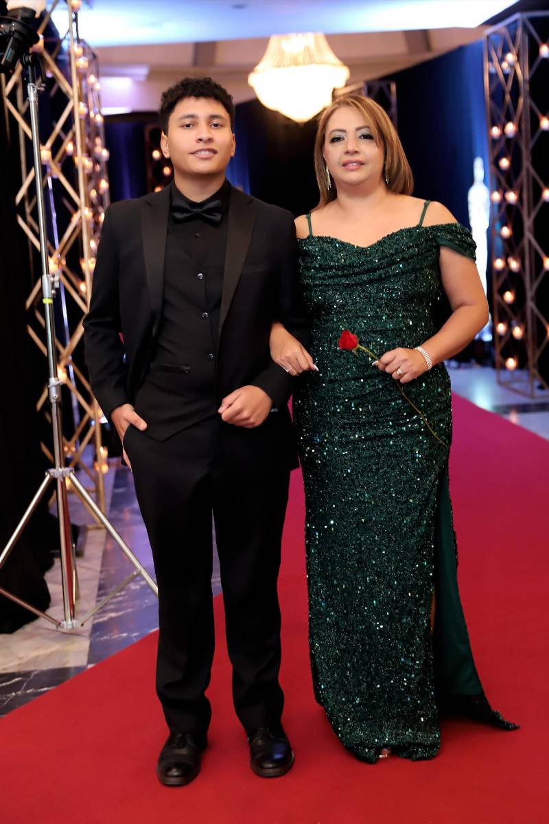 Desfile padres e hijos de la prom 2025 del Instituto San José del Carmen