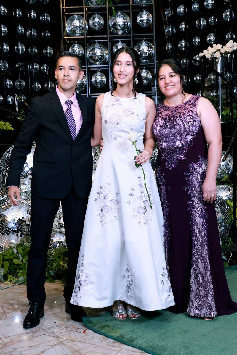 Víctor, Adriana Morales y Delmis Ramos