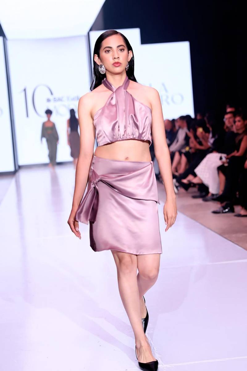 Halter crop top con falda a tono evoca el espíritu de libertad y frescura que define el verano 