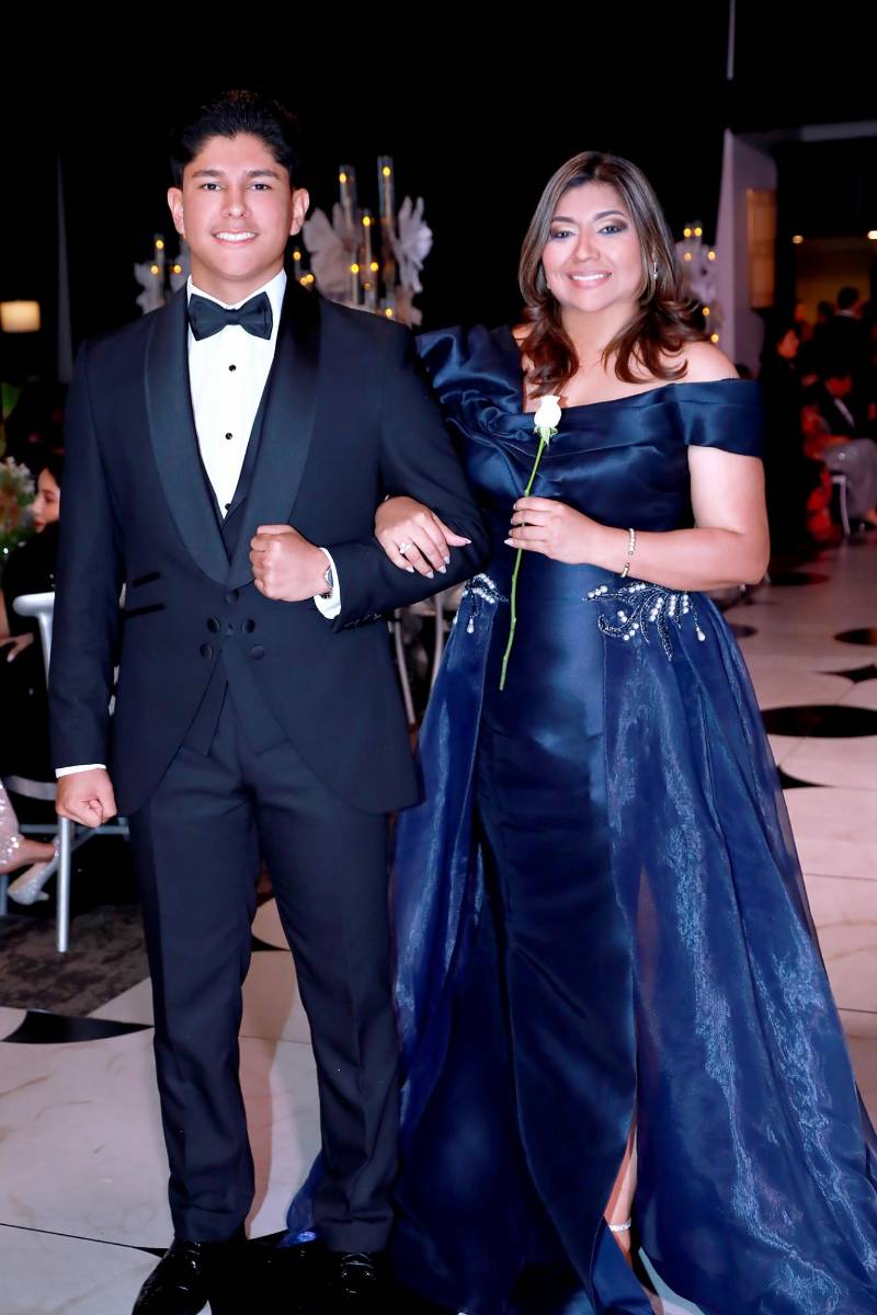 Ricardo Cabañas y su madre Edis Acosta. 