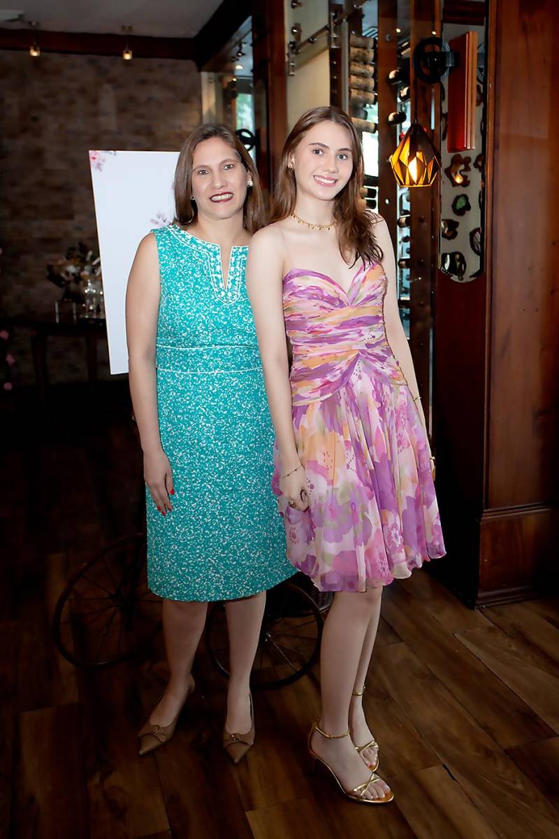 Elena Handal con su hija Elenita.