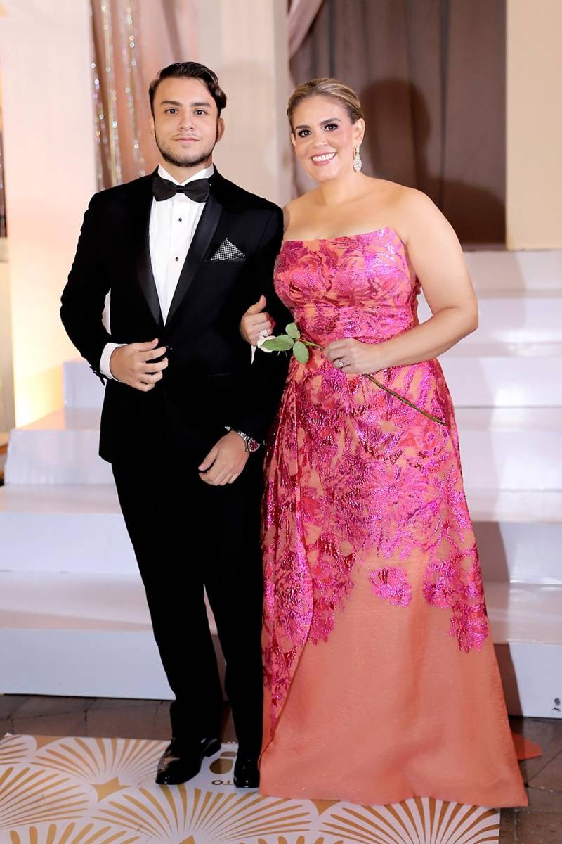 Juan Daniel Montoya Flores con su madre Vivian Flores 