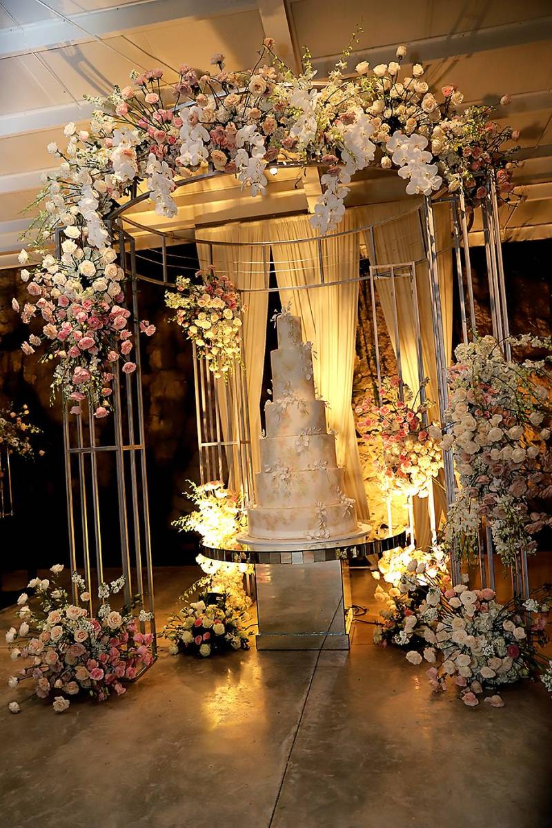 La llamativa decoración floral con la que cubrieron cada uno de los rincones donde predominaron las rosas blancas, rosadas y la <b> iluminación</b>, compuesta por luces leds