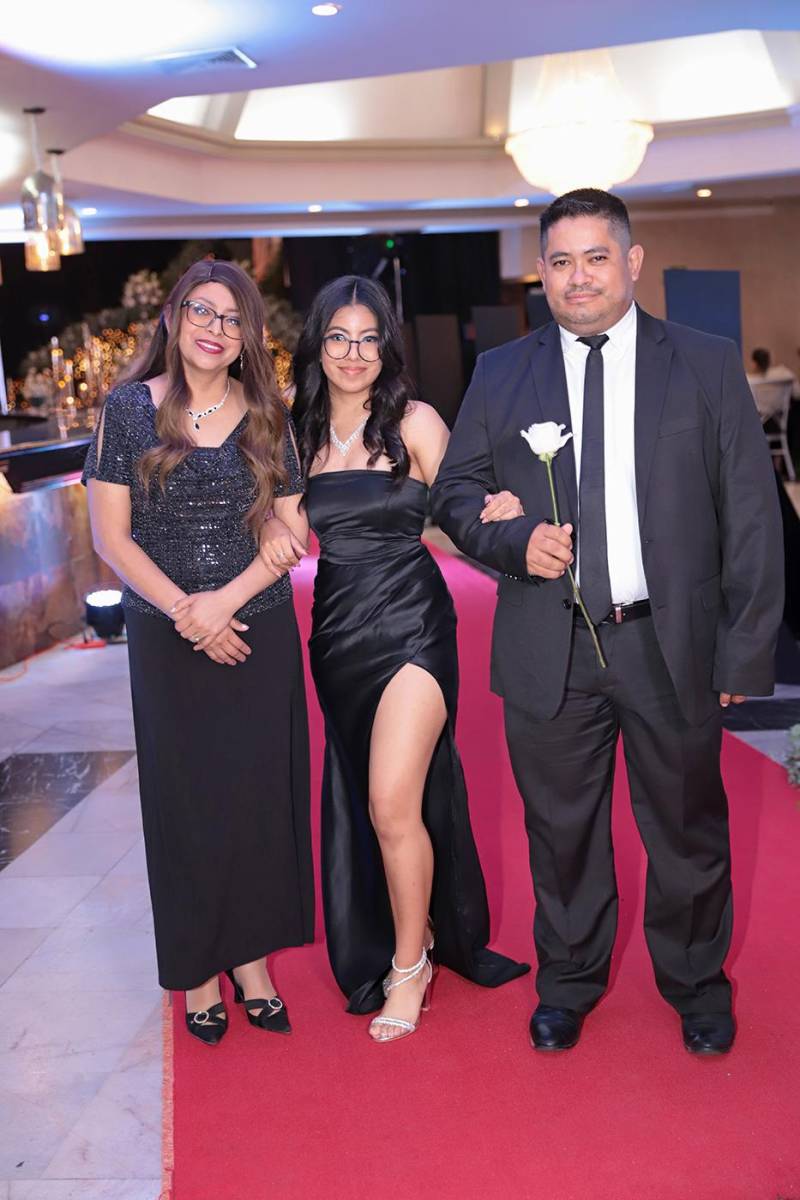 Desfile padres e hijos de la prom 2024 del Instituto Sagrado Corazón