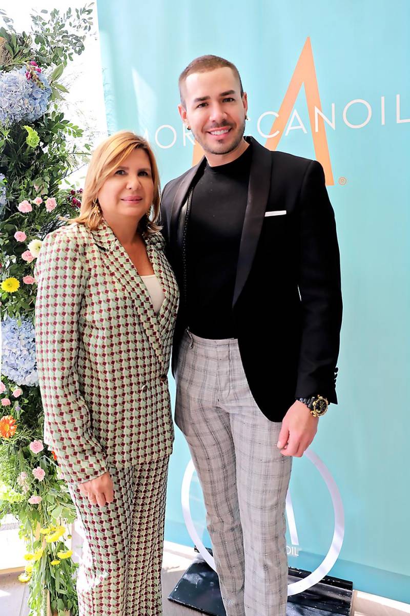 Elzette Casanova y Kristian Aranda, representante de Moroccanoil México