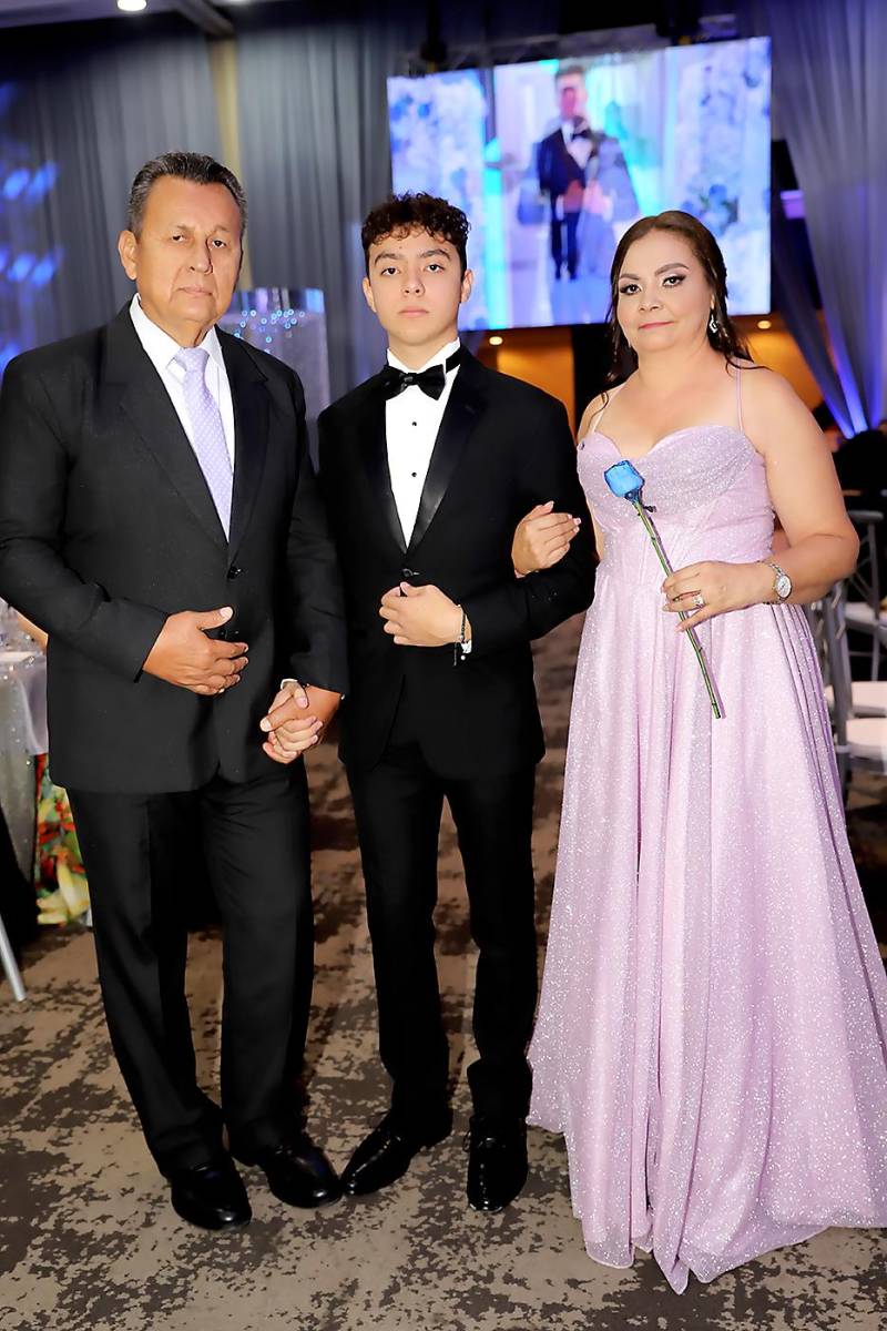 Ramón Eduardo Banegas Castillo con sus padres l Ramón Banegas y Fanny Castillo