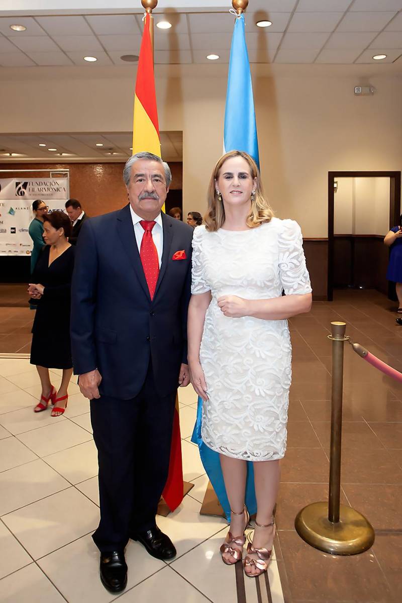 Rafael Flores y María Isabel Rodríguez, cónsul honoraria de España enSan Pedro Sula.