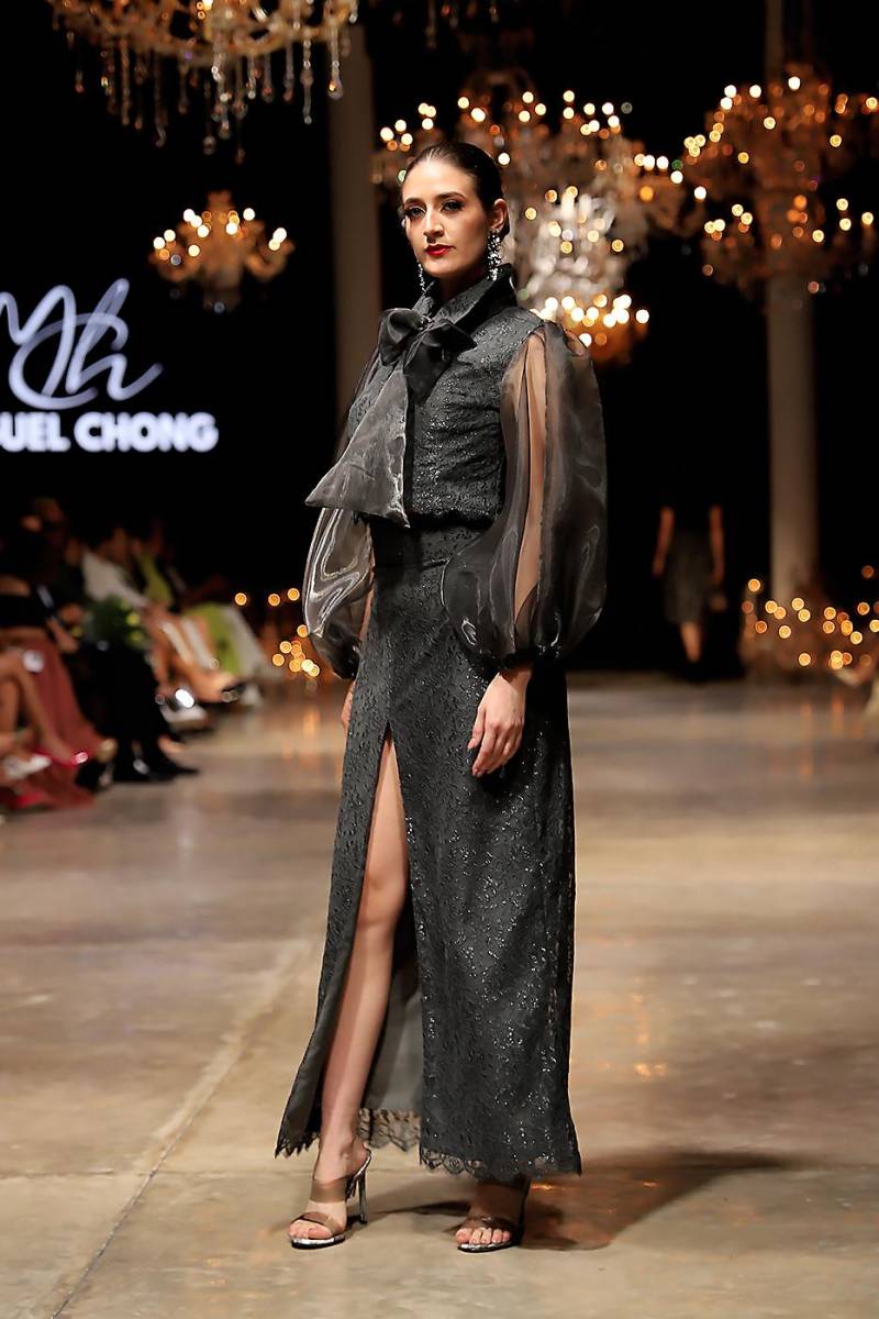 Tejidos como organza y bordados de lentejuelas cobran vida en prendas básicas como maxi skirts y blusas de mangas abullonadas