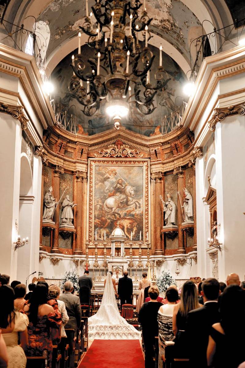 Así lució la Real Iglesia Parroquial de Santiago y San Juan Bautista en el centro de Madrid, donde se celebró la boda eclesiástica.