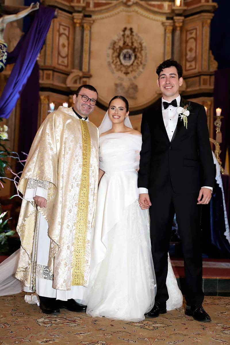 Los novios con el Padre Carlomagno Núñez