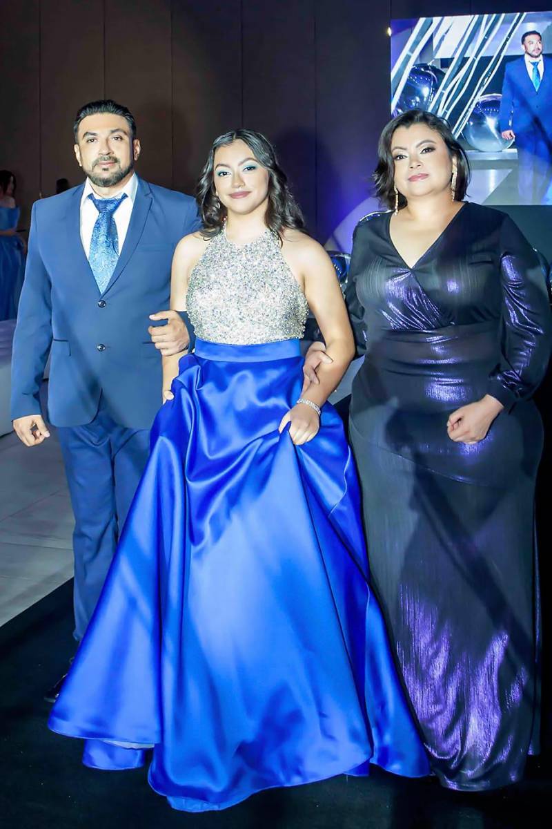 Jennifer Lagos con sus padres Omar Lagos y Jennifer Hernández.