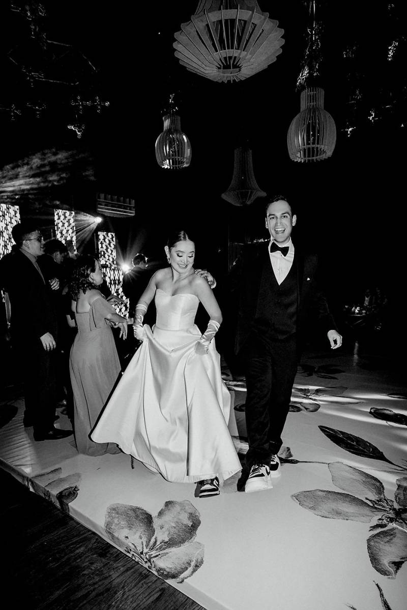 Los novios disfrutaban plenamente en la animada fiesta de su boda.