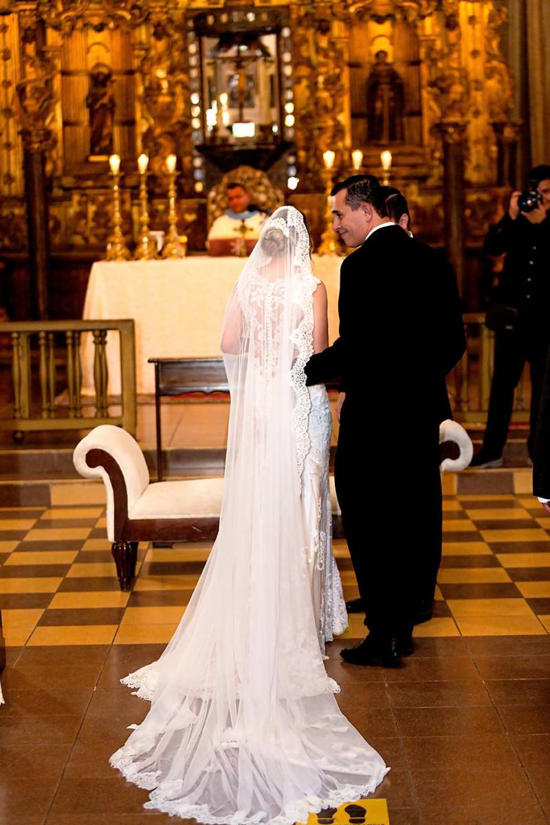 Alfredo Galindo entregando a su hija en el altar. 