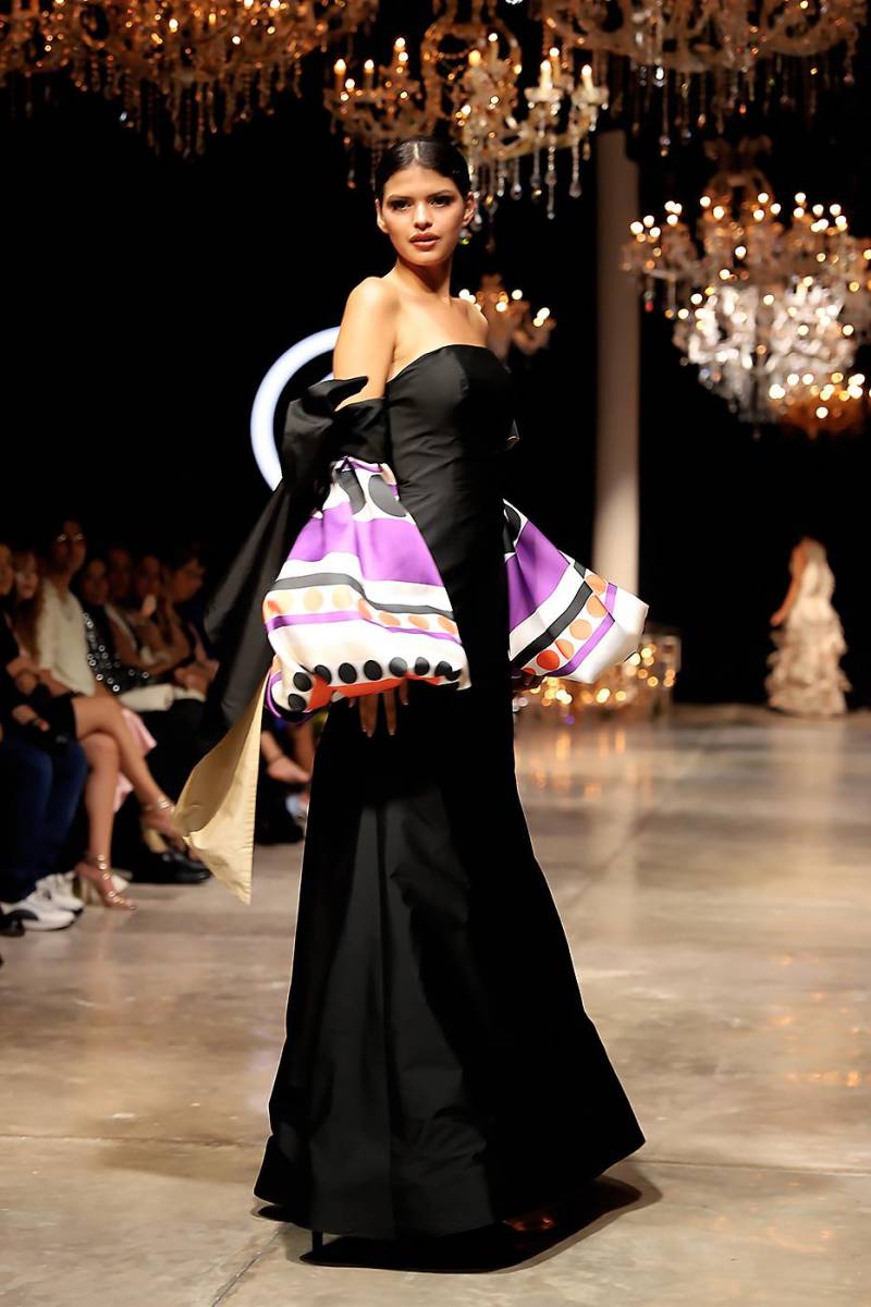 Strapless negro con mangas estampadas, un trademark de la diseñadora que se ha presentado en pasarelas en Panamá, Chile, Republica Dominicana, Nicaragua,New York City y Paris 
