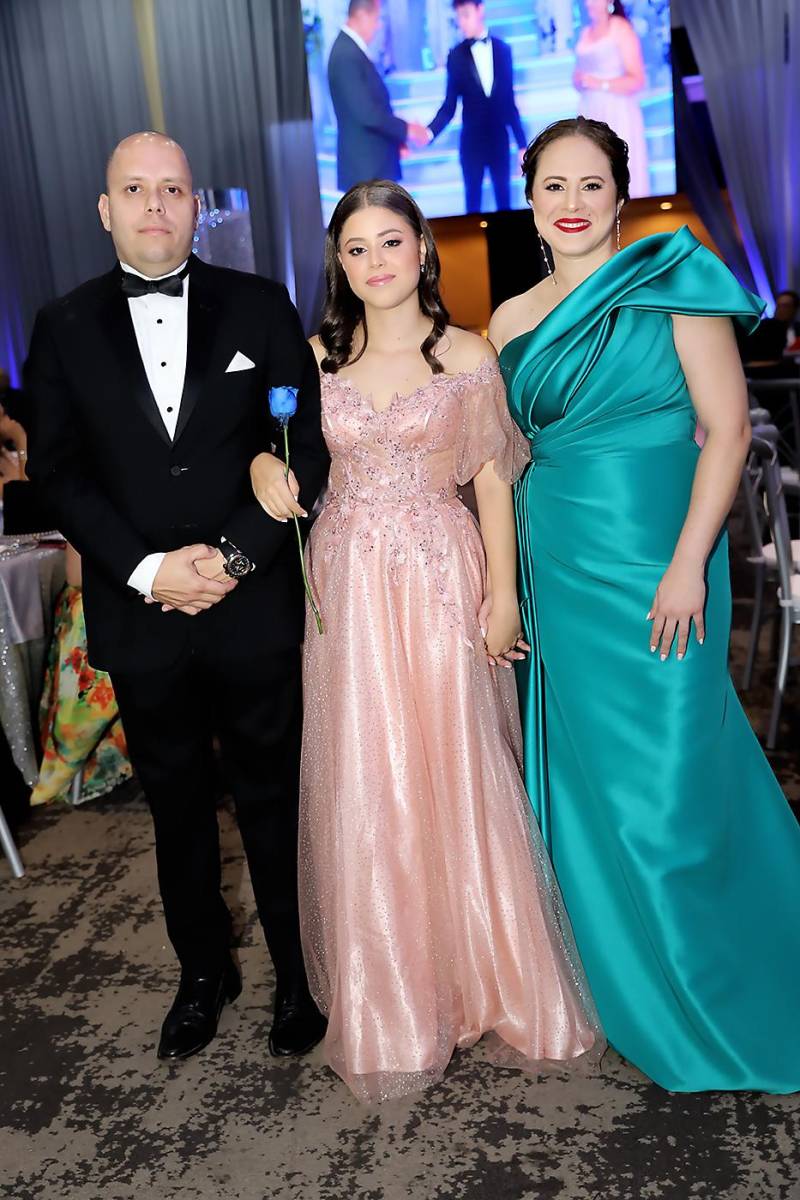 Isabella Valentina Azcona Anariva con sus padres Salvador José Azcona del Hoyo y Paola Anariva