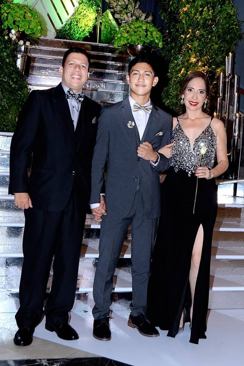 Ramsés y Juan Pablo Sierra con Marcela del Carmen Landa