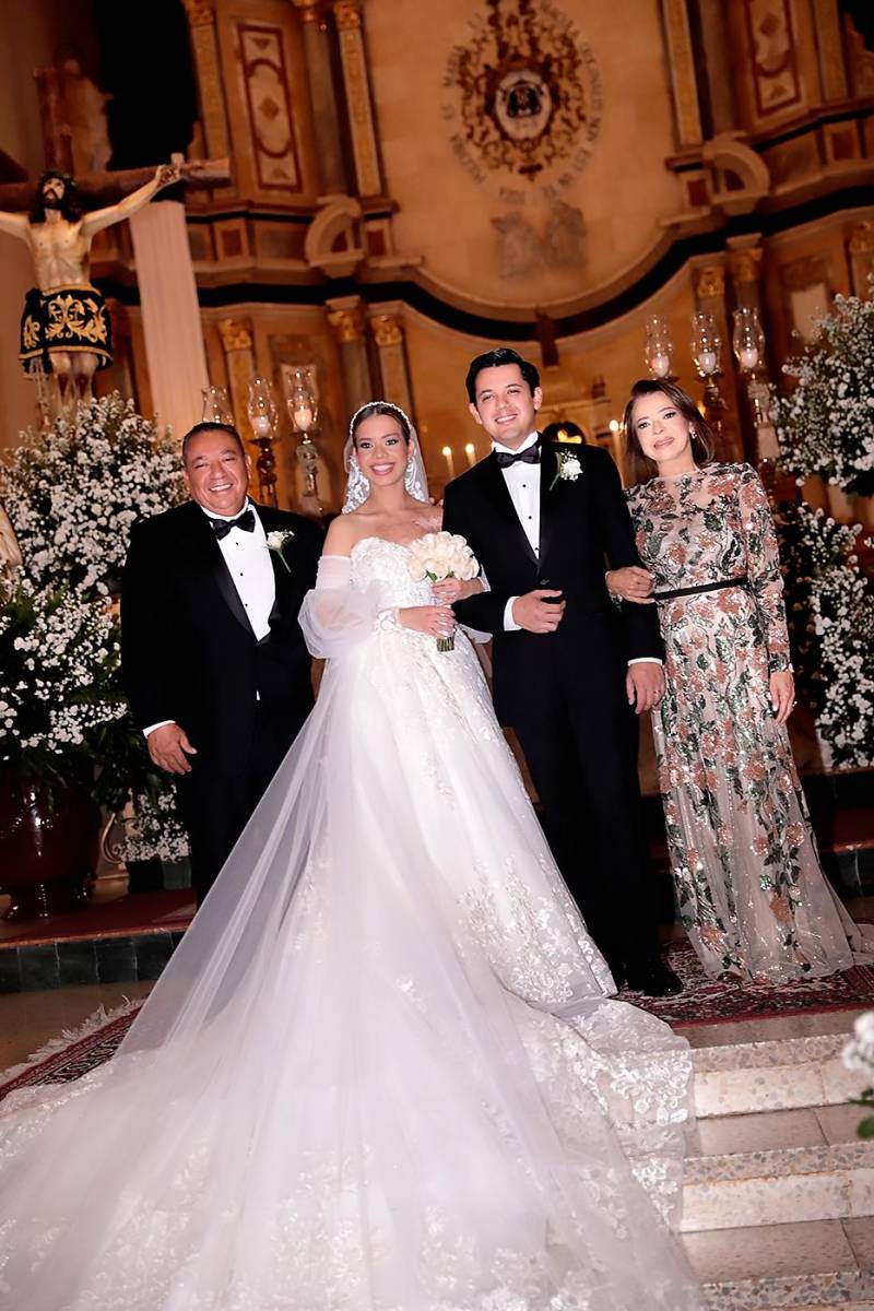 Los novios con Marco Durón y Cristina Díaz 